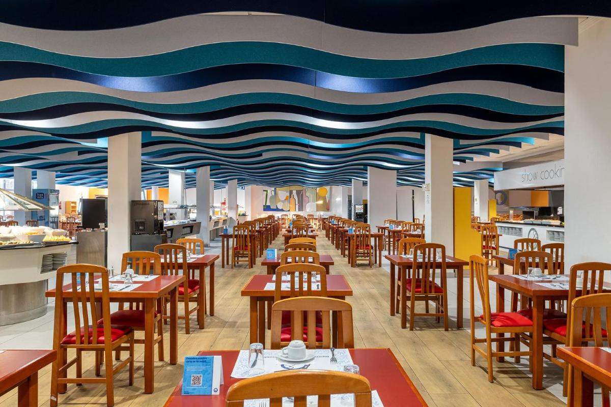 Un restaurante o sitio para comer en Hotel Playas de Guardamar