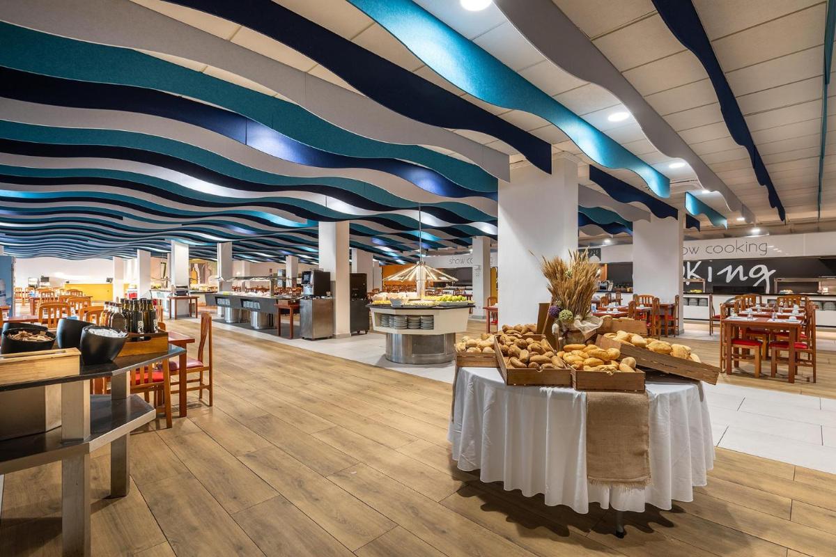 Comida en o cerca de este hotel