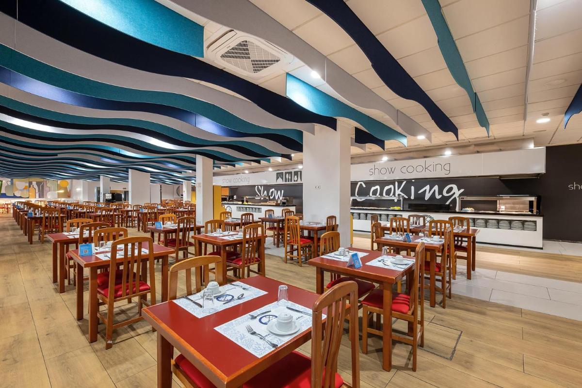 Un restaurante o sitio para comer en Hotel Playas de Guardamar