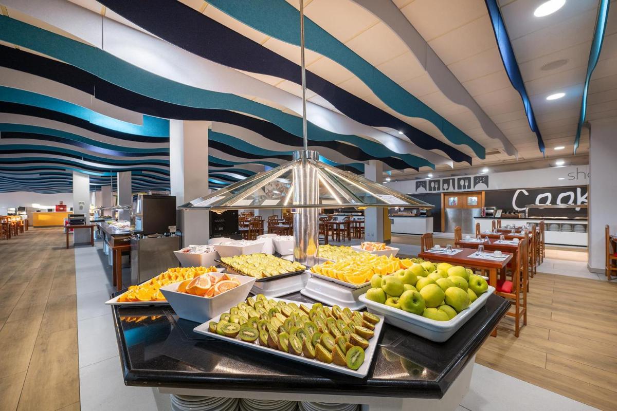 Comida en o cerca de este hotel