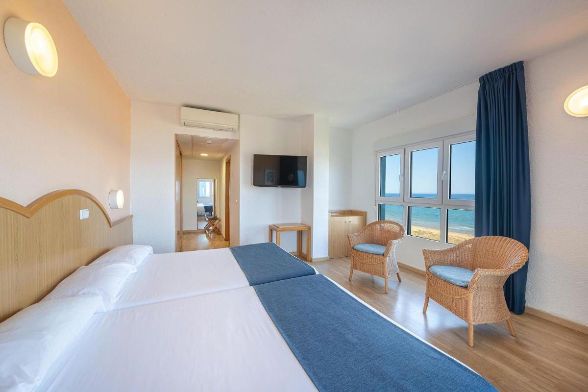 Una televisión o centro de entretenimiento en Hotel Playas de Guardamar