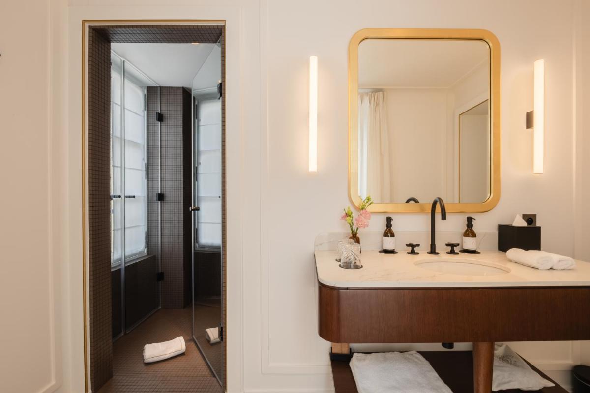 Salle de bains dans l'établissement Hôtel Les Lumières - Relais & Châteaux