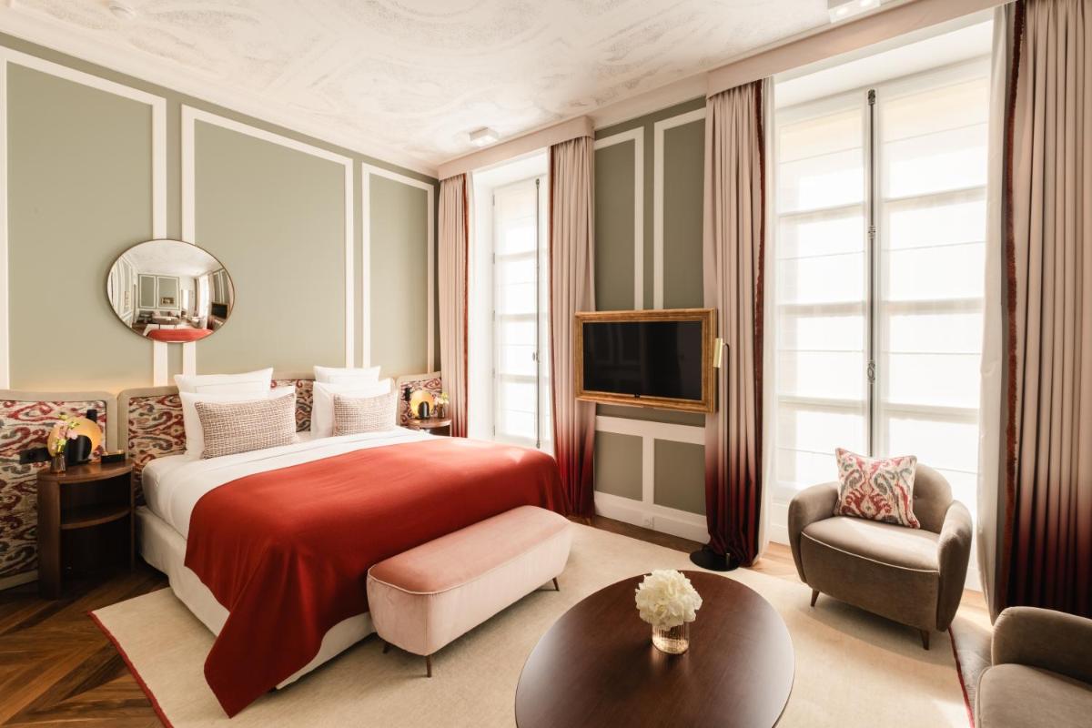 Un ou plusieurs lits dans un hébergement de l'établissement Hôtel Les Lumières - Relais & Châteaux