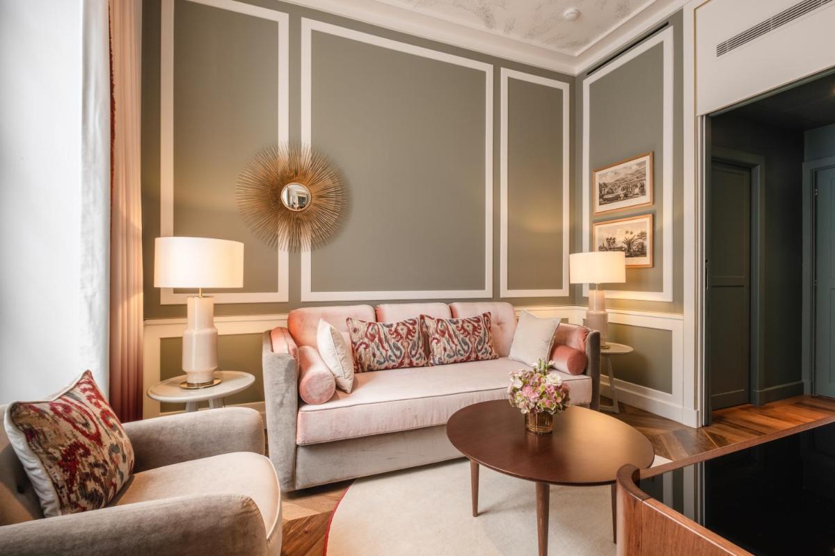 Coin salon dans l'établissement Hôtel Les Lumières - Relais & Châteaux