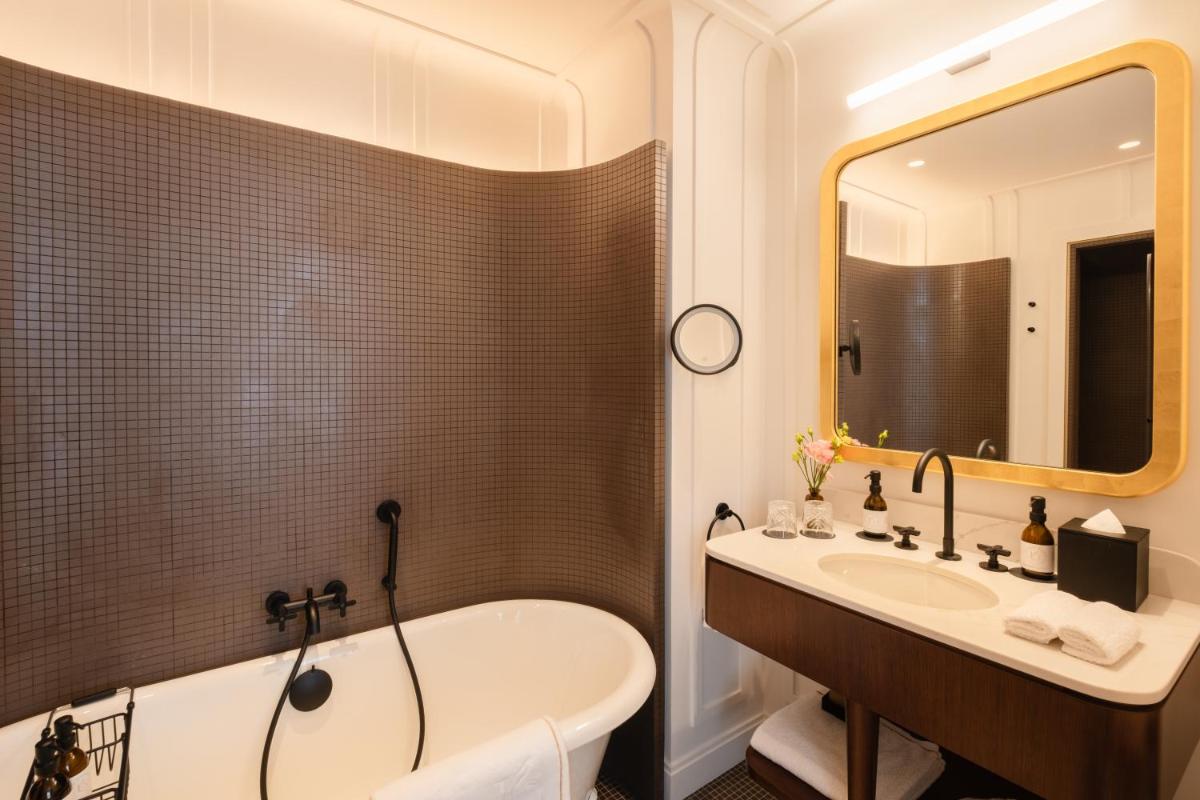 Salle de bains dans l'établissement Hôtel Les Lumières - Relais & Châteaux