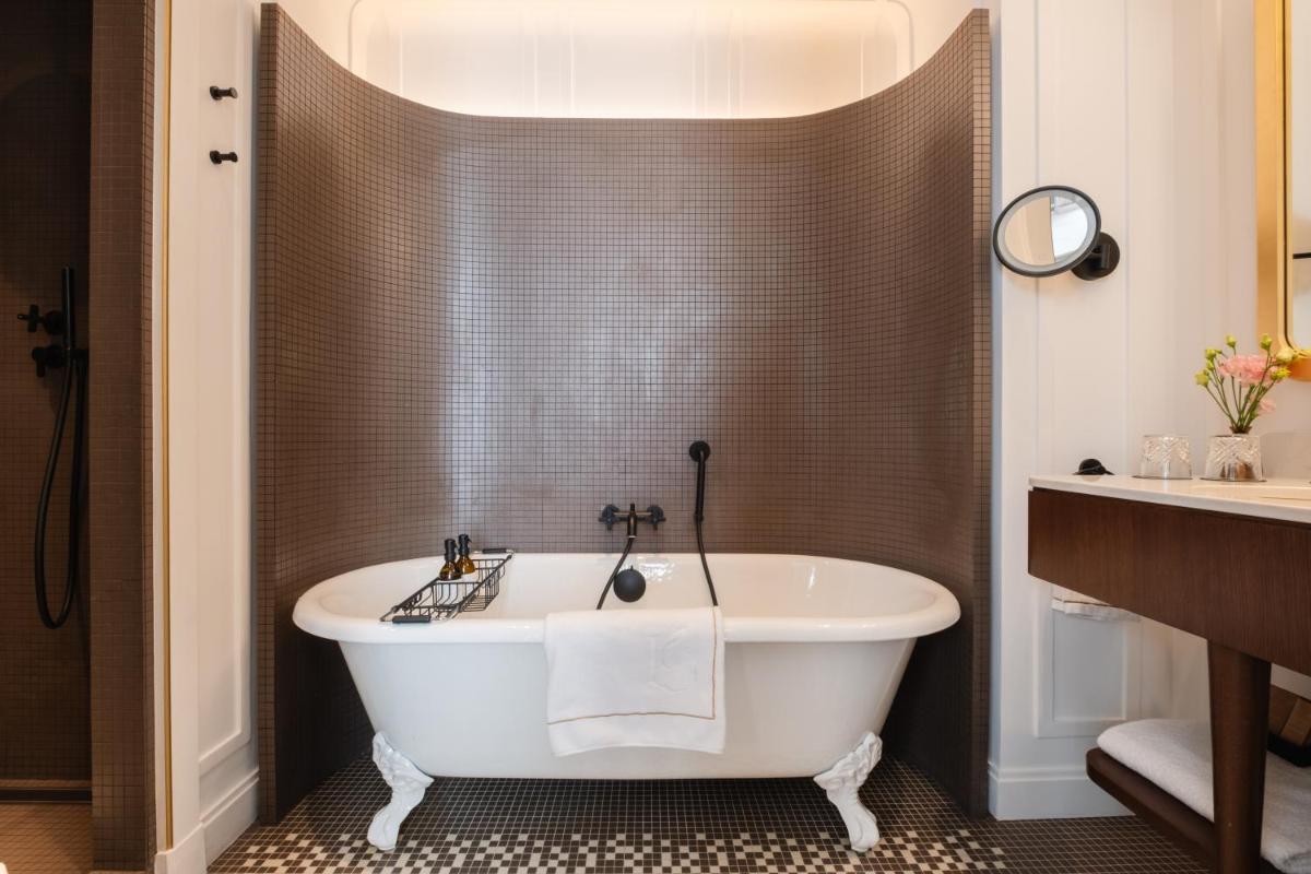 Salle de bains dans l'établissement Hôtel Les Lumières - Relais & Châteaux