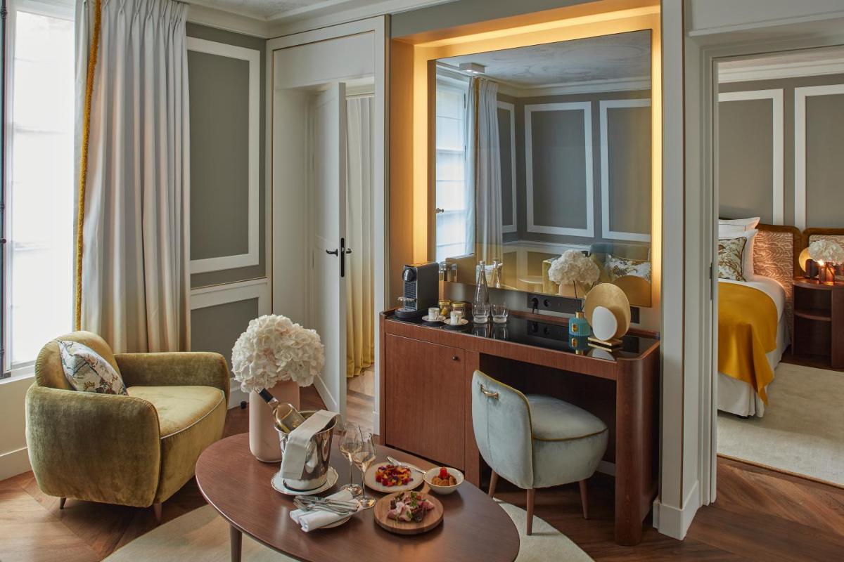 Coin salon dans l'établissement Hôtel Les Lumières - Relais & Châteaux