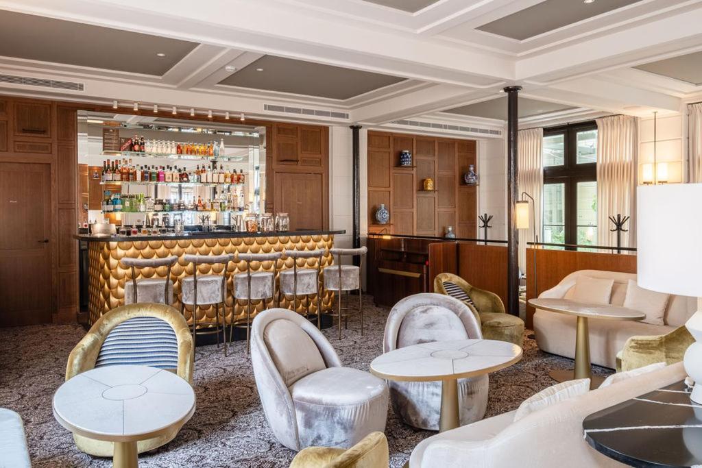 Salon ou bar de l'établissement Hôtel Les Lumières - Relais & Châteaux