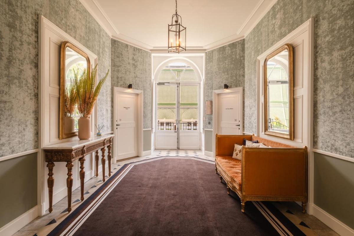 Coin salon dans l'établissement Hôtel Les Lumières - Relais & Châteaux