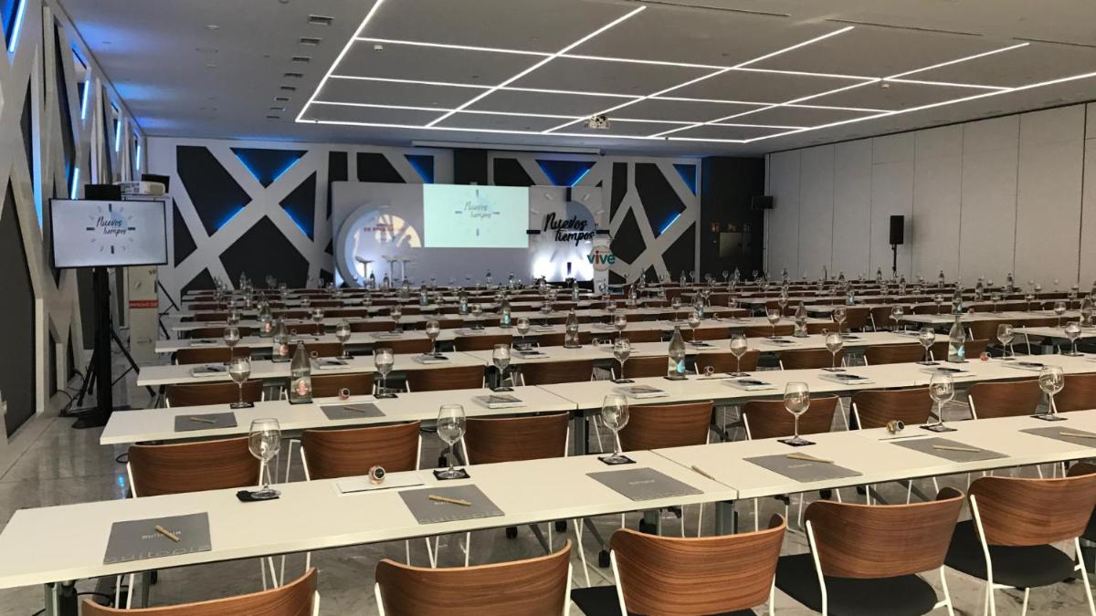 una gran sala con filas de mesas y sillas en ESTIMAR Calpe Suitopia, en Calpe 56 fotos más