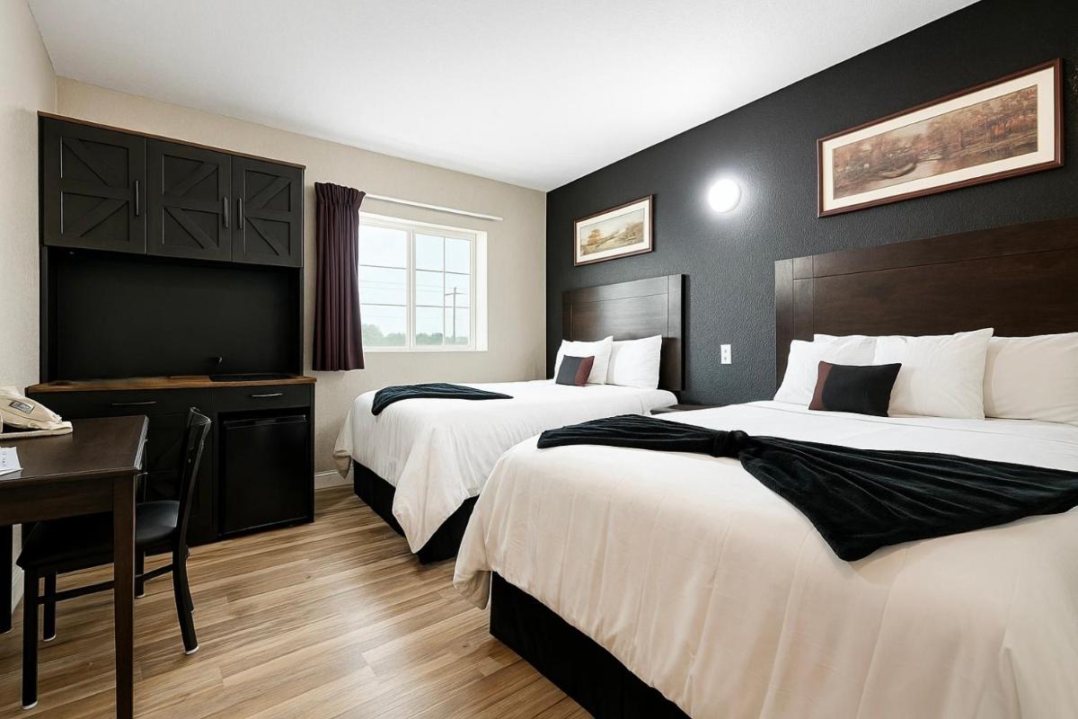 Hotel Dilley Grand - Housity