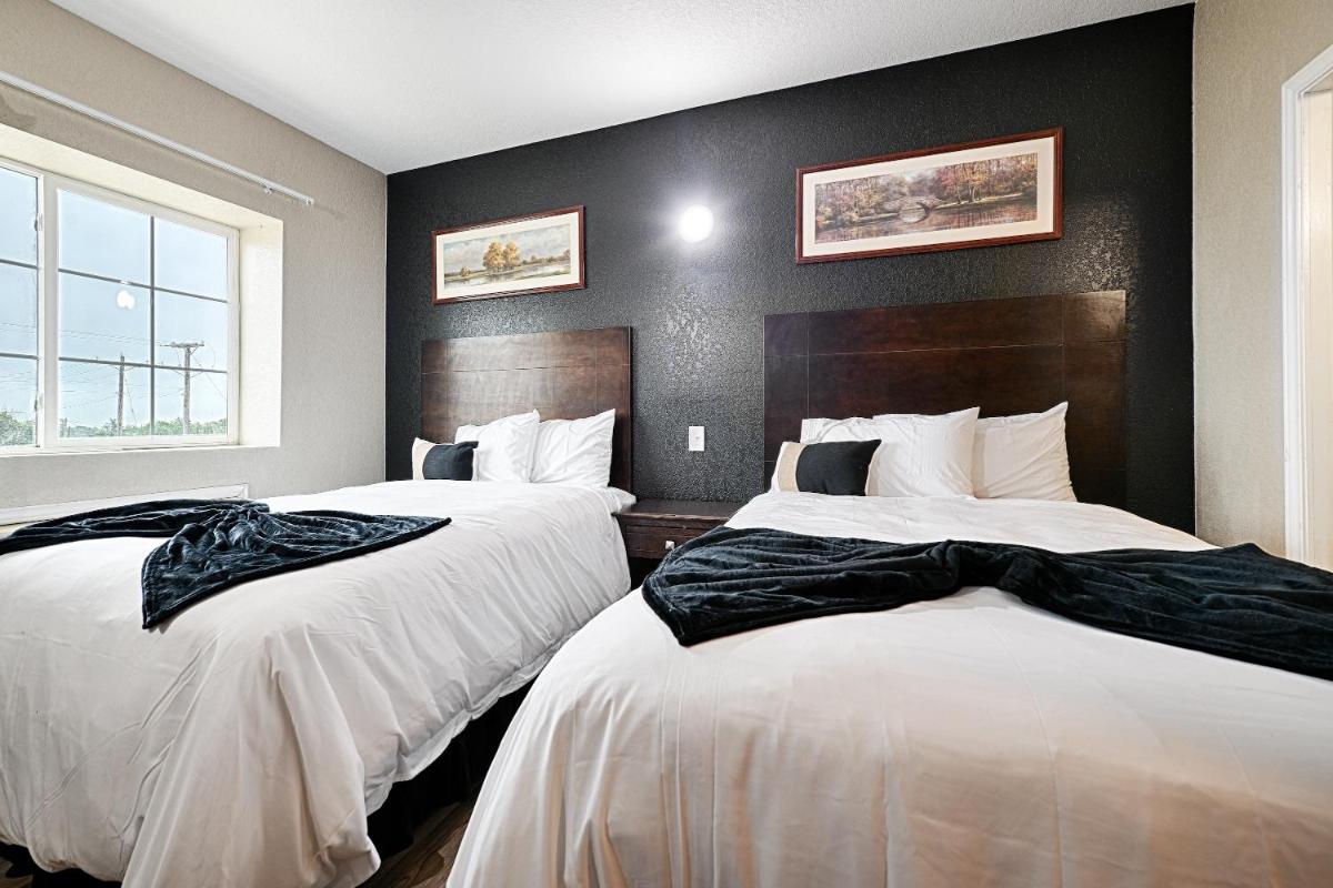 Hotel Dilley Grand - Housity