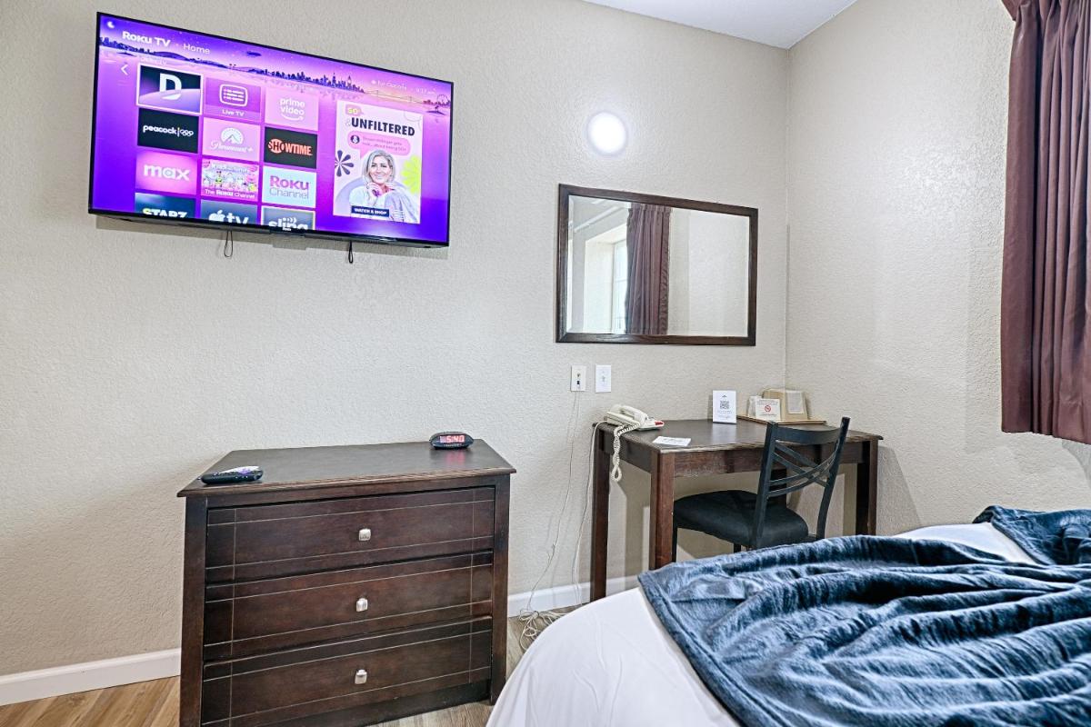Hotel Dilley Grand - Housity