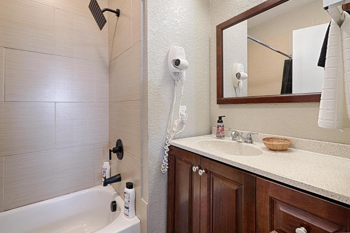 Hotel Dilley Grand - Housity