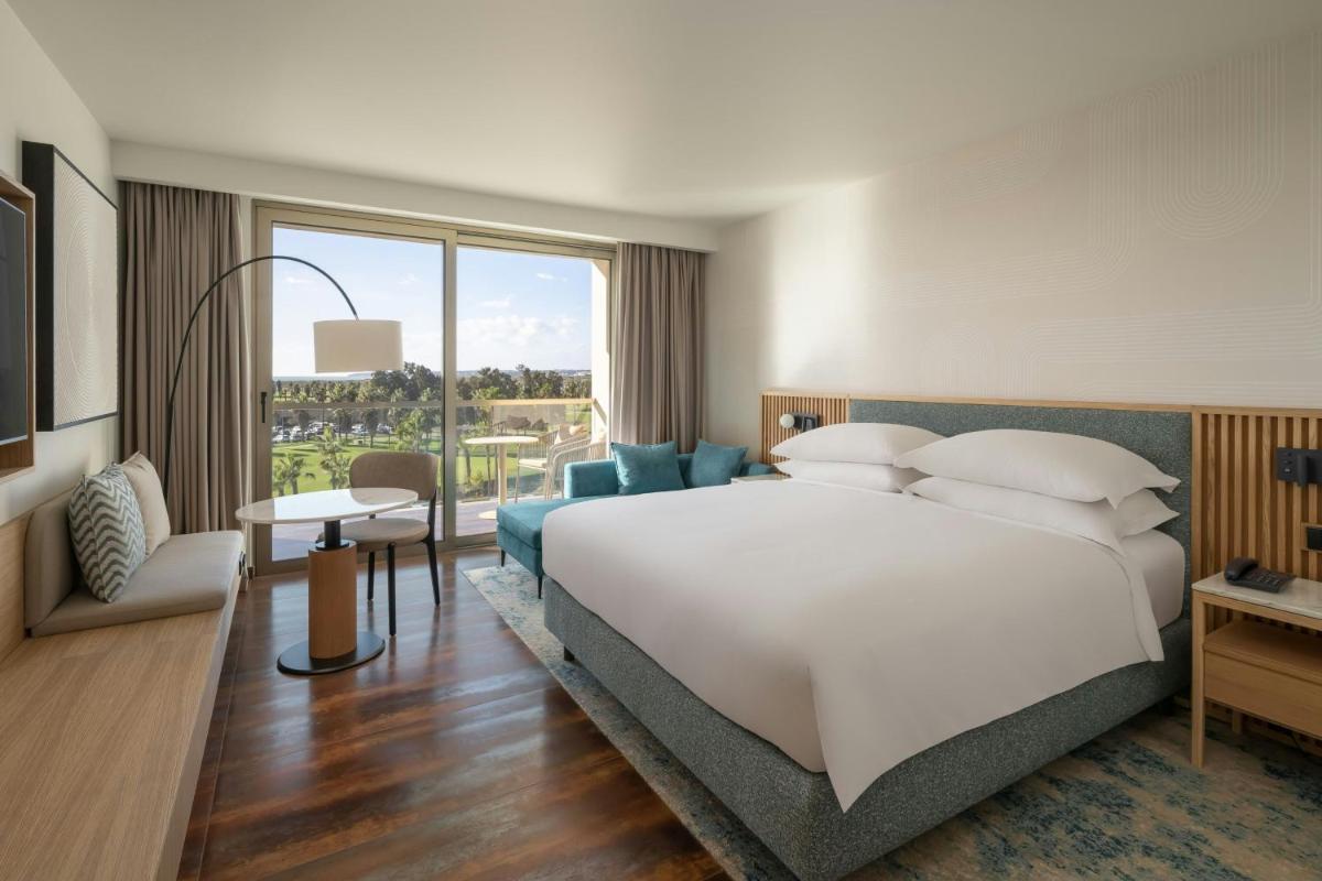 Uma cama ou camas num quarto em Algarve Marriott Salgados Golf Resort & Spa