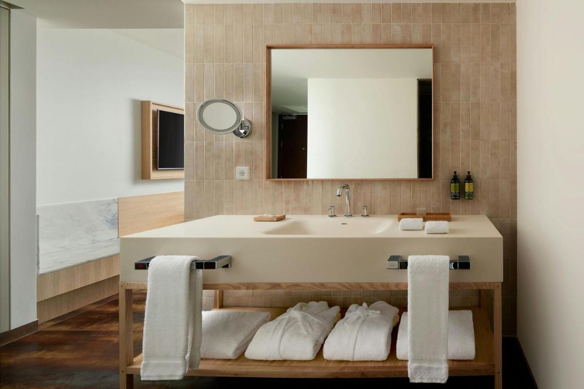 Uma casa de banho em Algarve Marriott Salgados Golf Resort & Spa