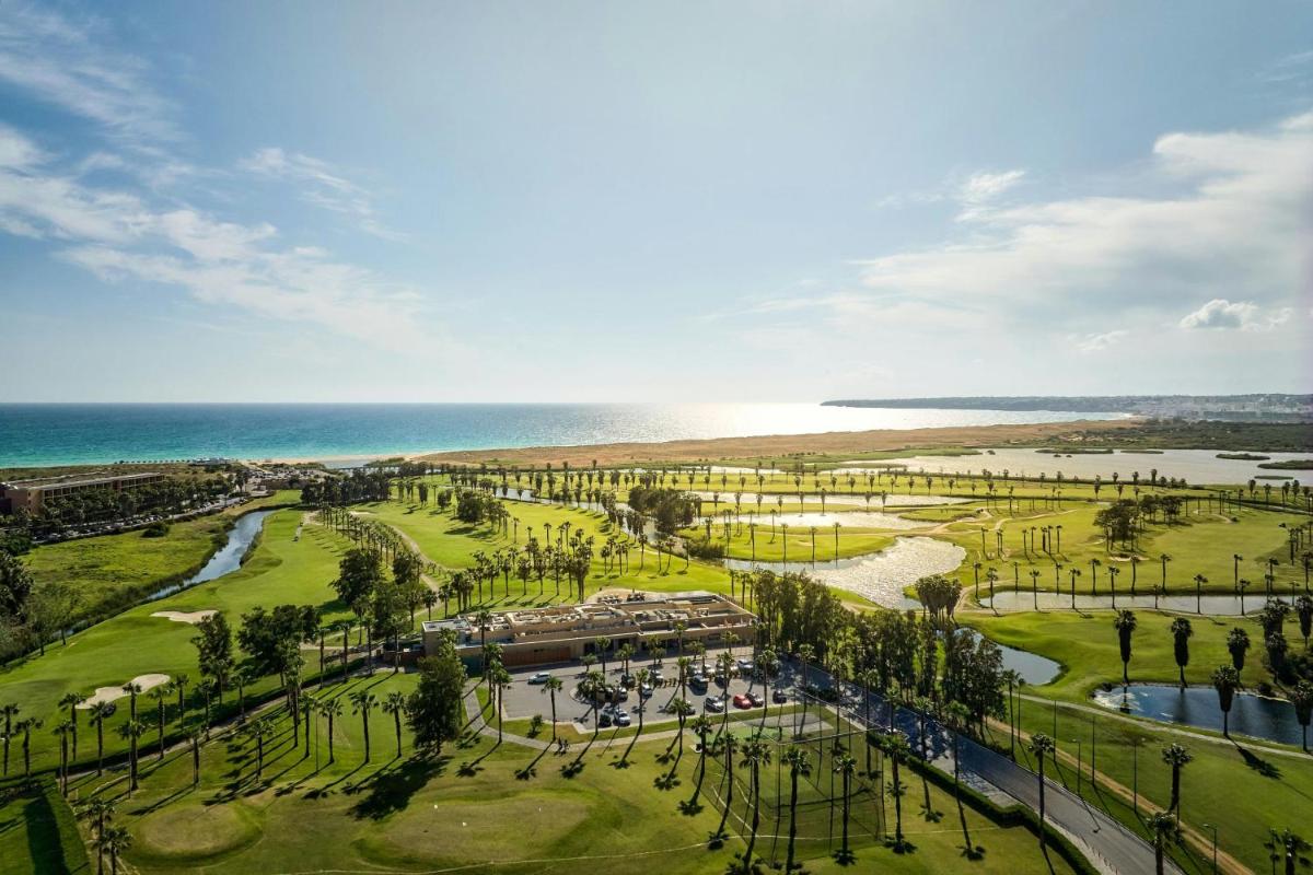uma vista aérea de um parque junto ao oceano em Algarve Marriott Salgados Golf Resort & Spa em Albufeira