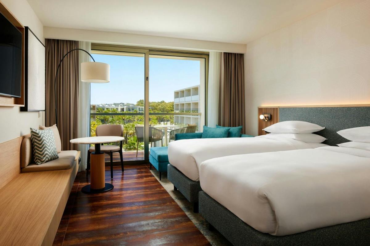 Uma cama ou camas num quarto em Algarve Marriott Salgados Golf Resort & Spa