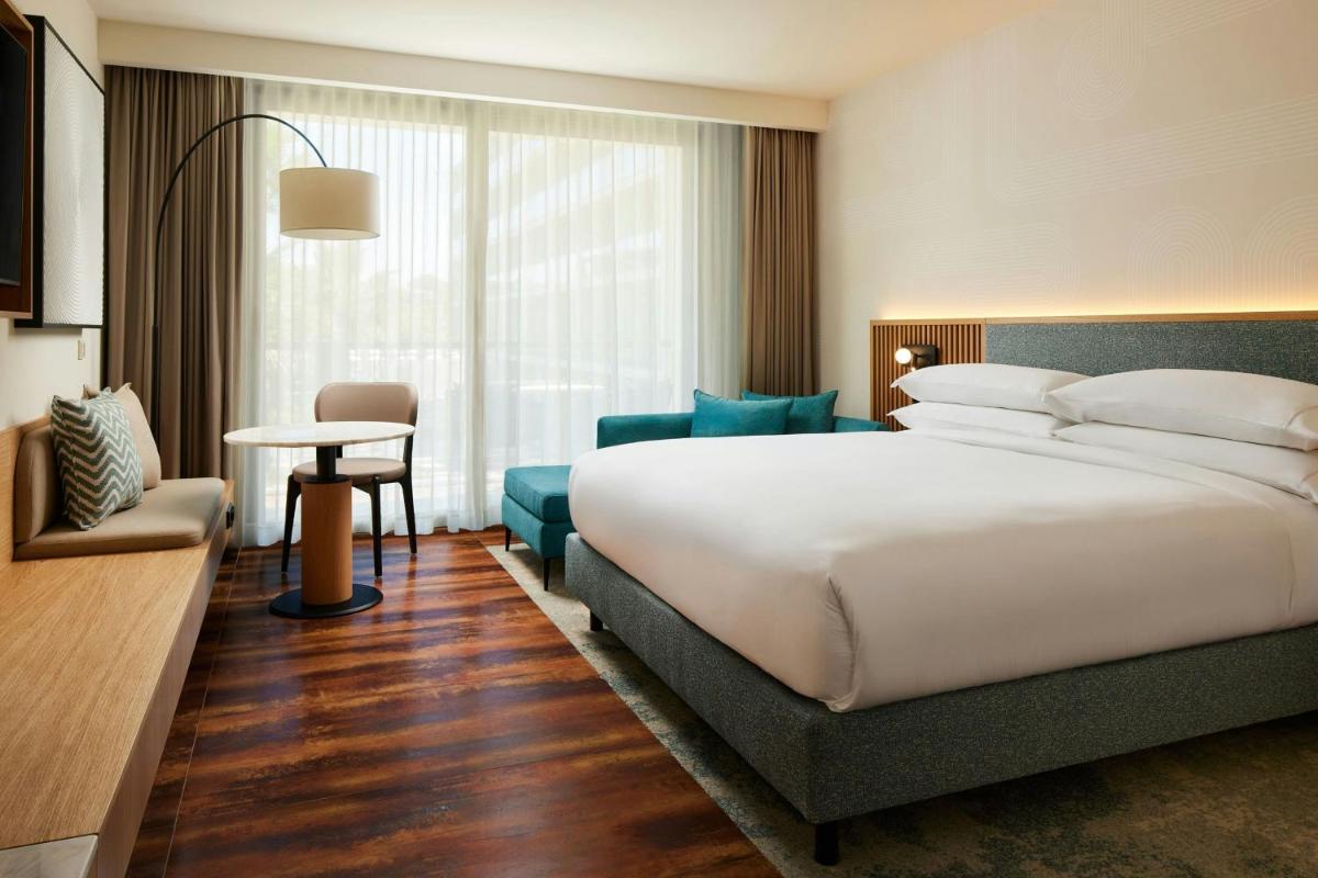 Uma cama ou camas num quarto em Algarve Marriott Salgados Golf Resort & Spa
