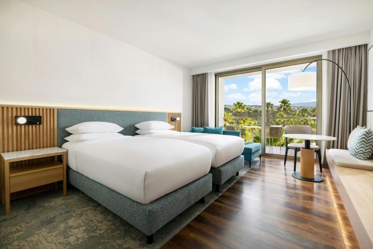Uma cama ou camas num quarto em Algarve Marriott Salgados Golf Resort & Spa