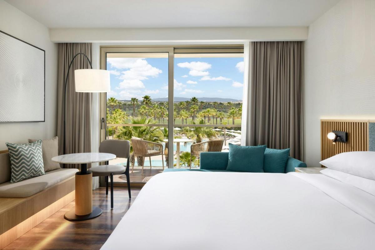 Uma cama ou camas num quarto em Algarve Marriott Salgados Golf Resort & Spa