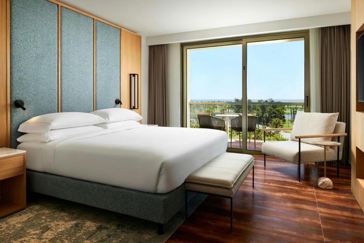 Uma cama ou camas num quarto em Algarve Marriott Salgados Golf Resort & Spa