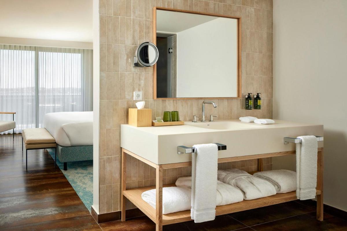 Uma cama ou camas num quarto em Algarve Marriott Salgados Golf Resort & Spa