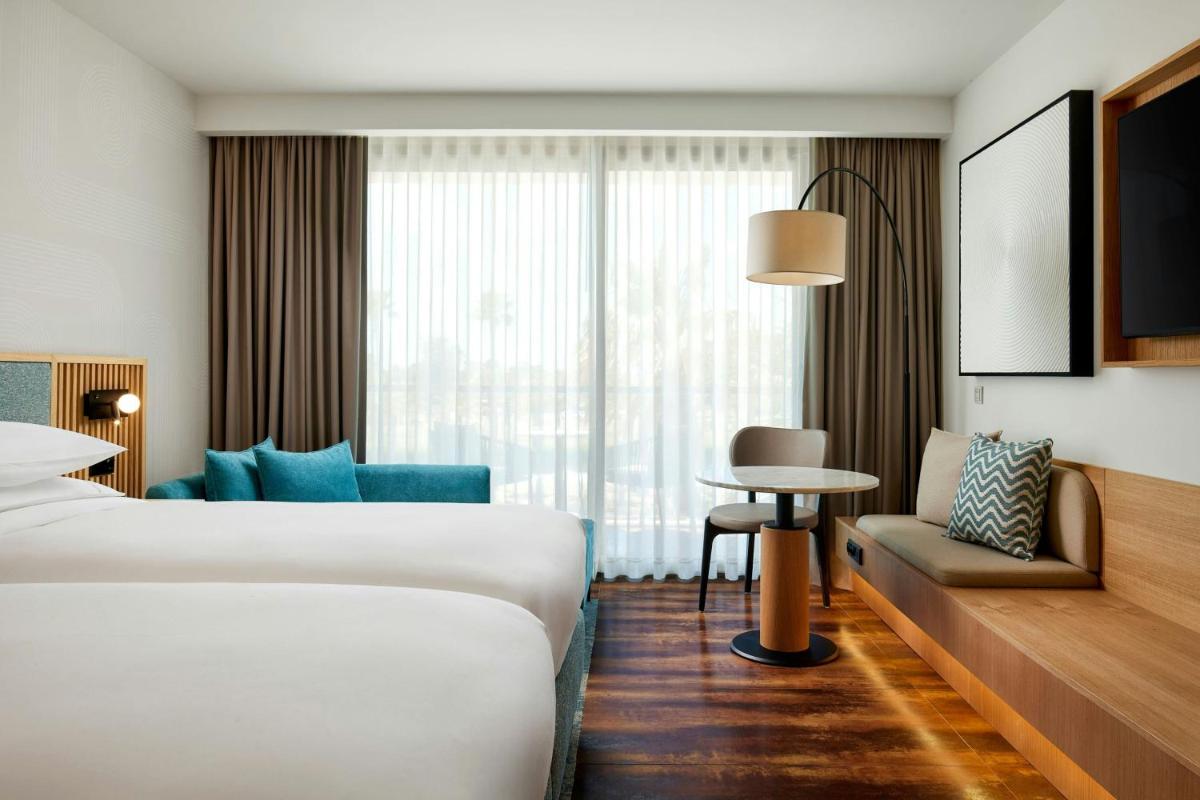 Uma cama ou camas num quarto em Algarve Marriott Salgados Golf Resort & Spa