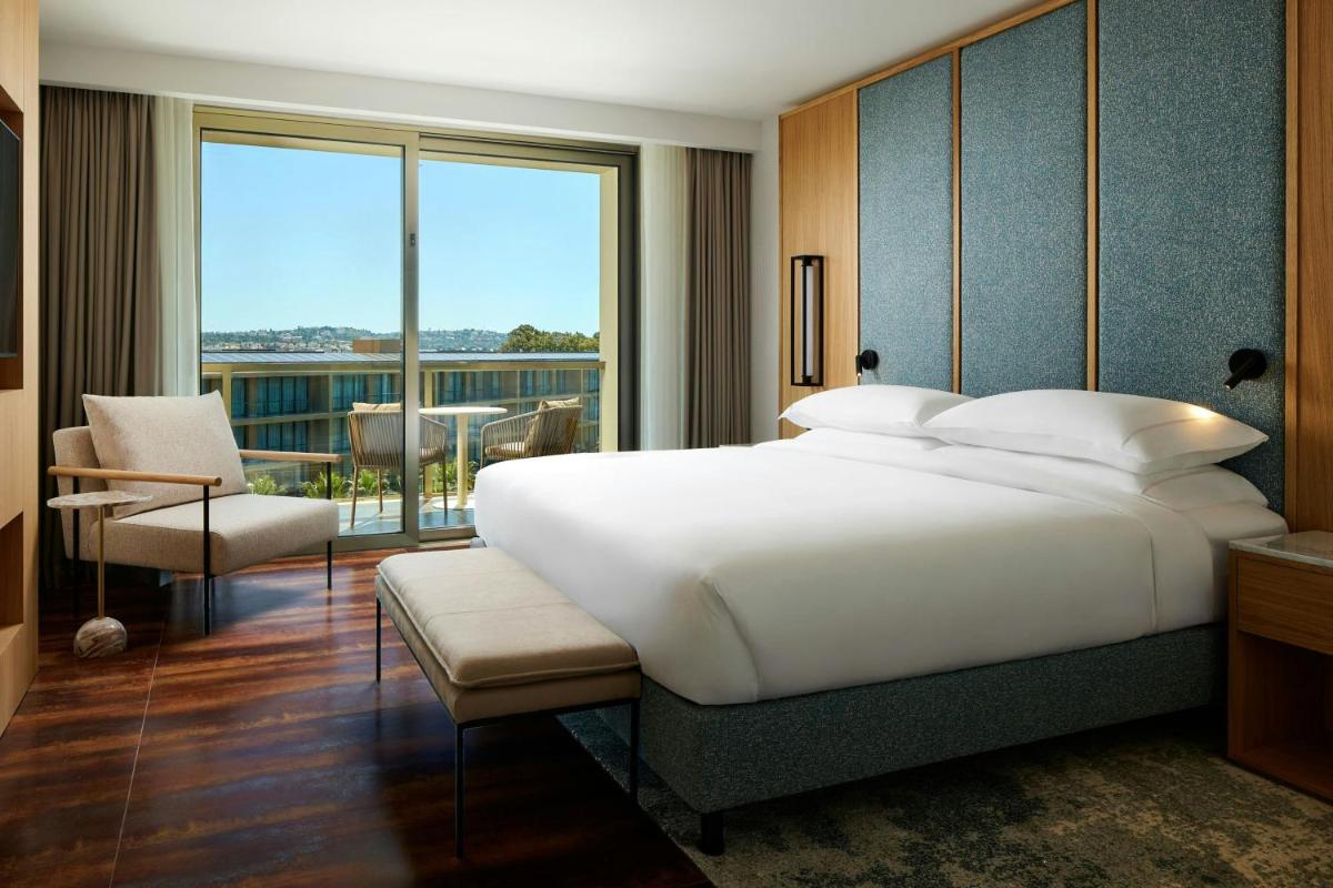 Uma cama ou camas num quarto em Algarve Marriott Salgados Golf Resort & Spa