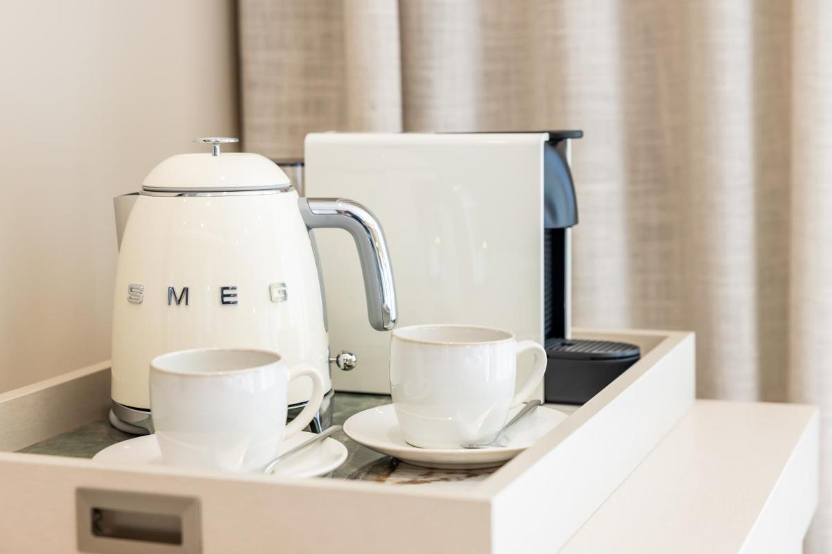 Comodidades para chá e café em Castelo Suites Hotel