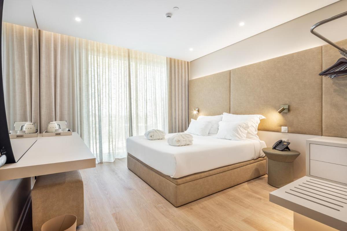 Uma cama ou camas num quarto em Castelo Suites Hotel