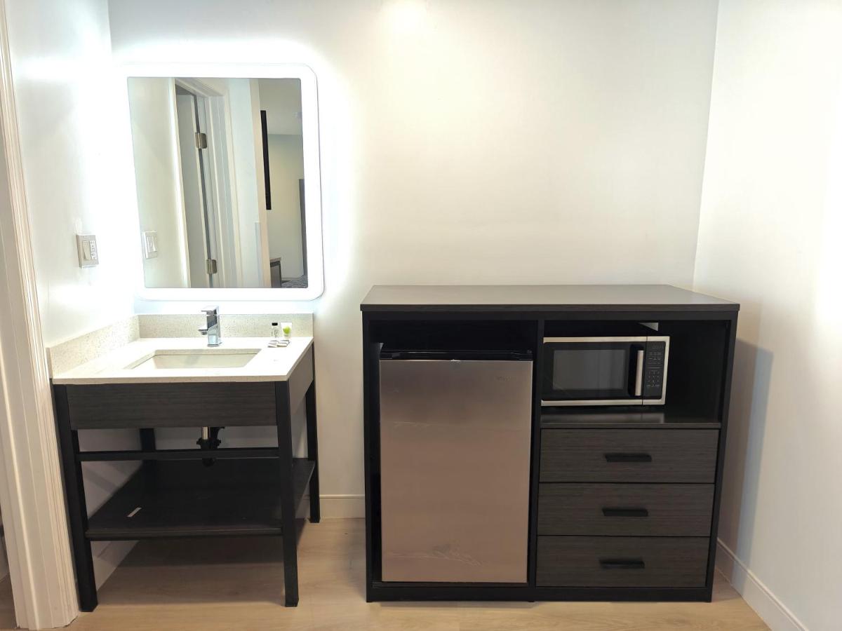 Casa Blanca Inn and Suites - Housity