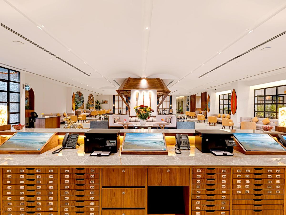 a large waiting room with tables and chairs at Gateway Goa, Palolem in Palolem