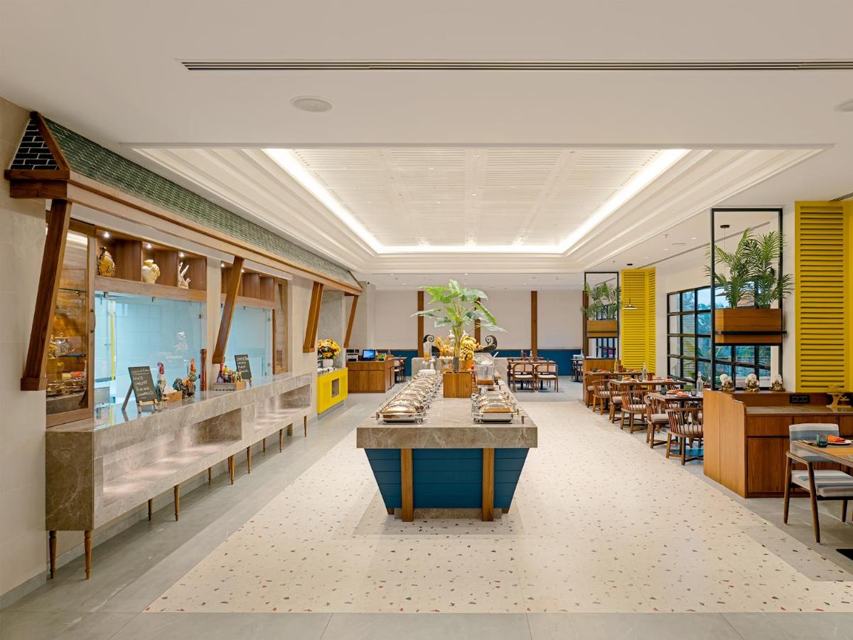 a restaurant with tables and chairs in a cafeteria at Gateway Goa, Palolem in Palolem