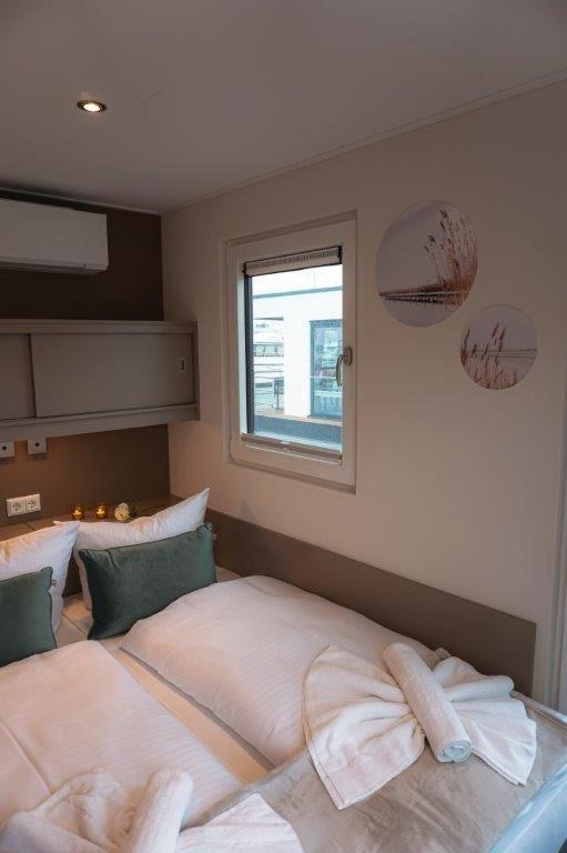 Ein Bett oder Betten in einem Zimmer der Unterkunft Schwimmende Häuser im BALTIC SEA RESORT