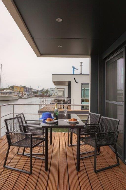 Ein Balkon oder eine Terrasse in der Unterkunft Schwimmende Häuser im BALTIC SEA RESORT