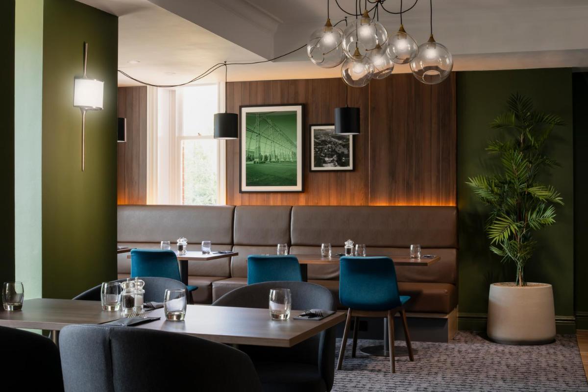 Holiday Inn Farnborough, an IHG Hotel - Housity