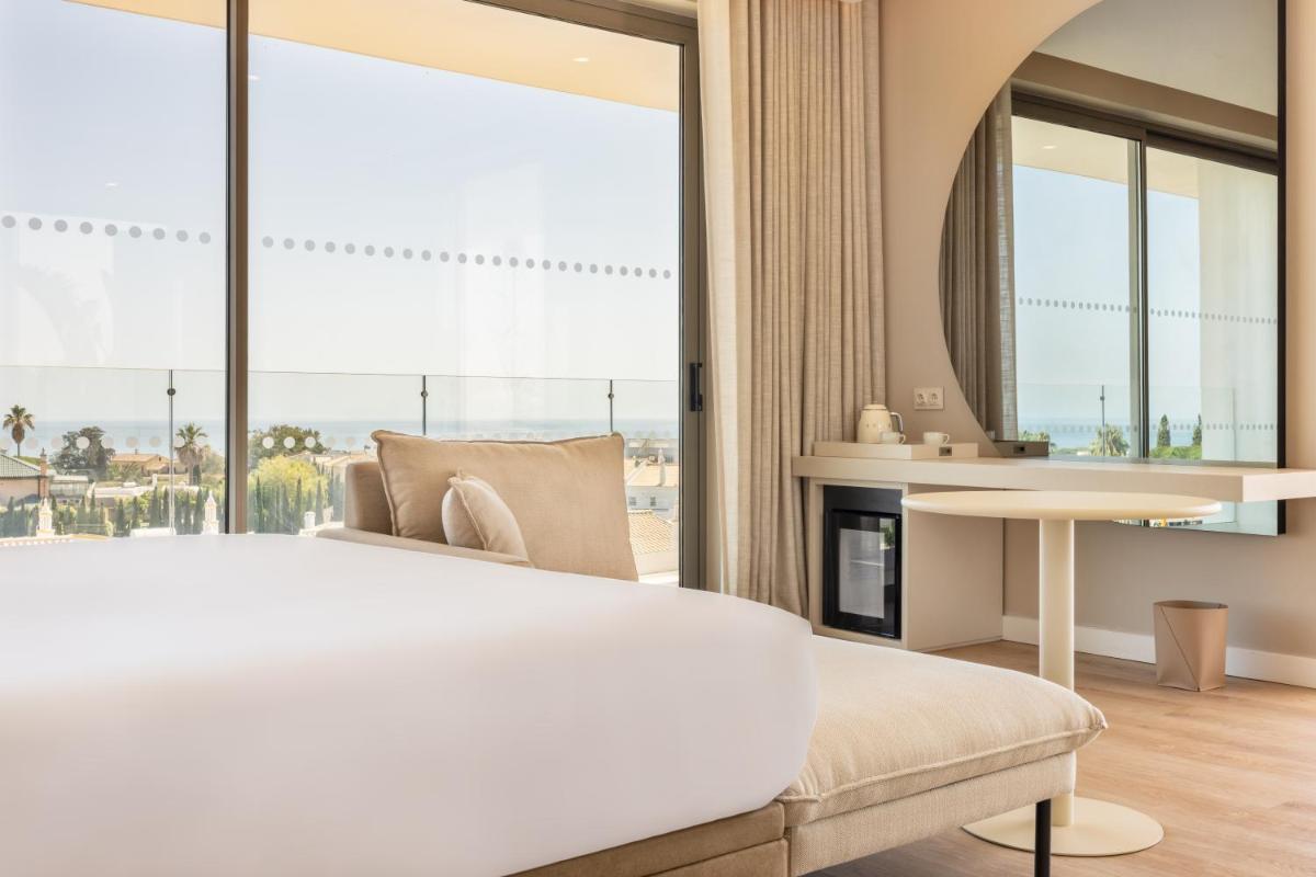 Uma cama ou camas num quarto em Castelo Suites Hotel