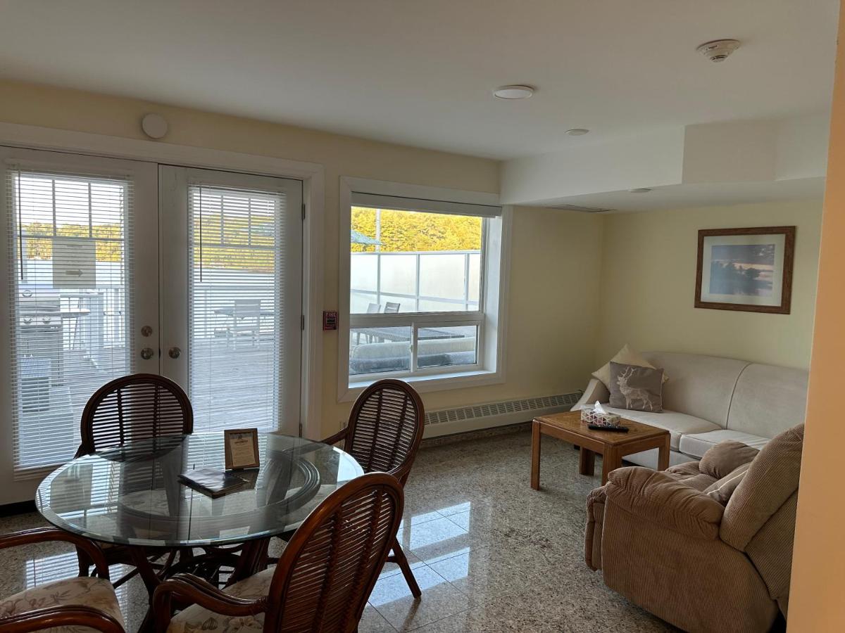 Muskoka Lakes Hotel and Resorts - Housity