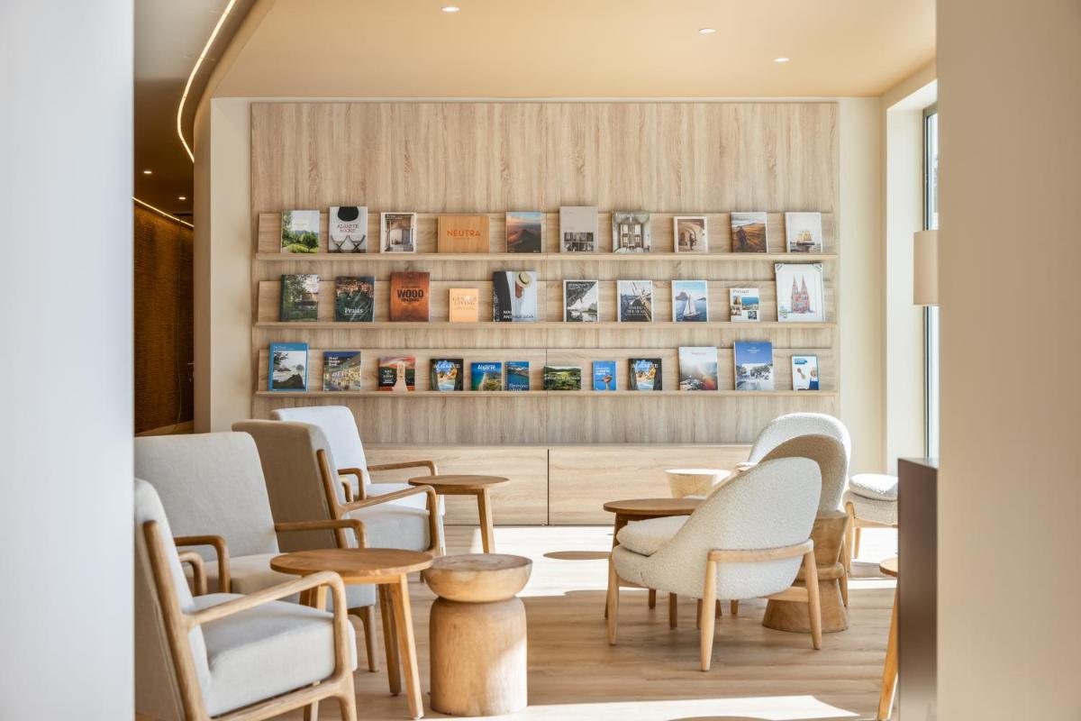 Uma área de estar em Castelo Suites Hotel