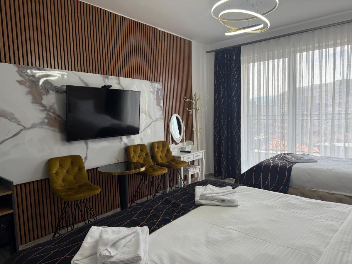 Golden Hill Palace - Housity
