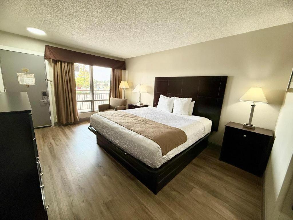 Days Inn by Wyndham St. Charles IL - Housity