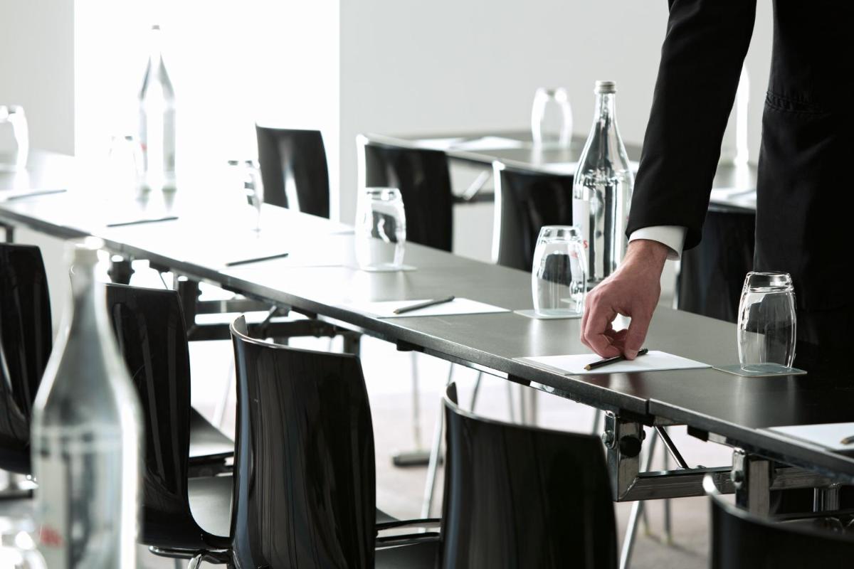 Um restaurante ou outro lugar para comer em Troia Design Hotel