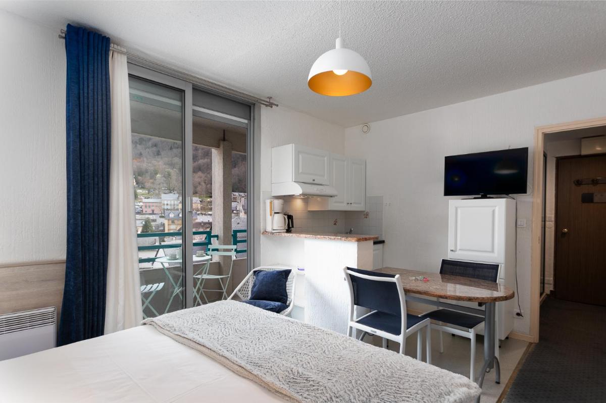 Cuisine ou kitchenette dans l'établissement Hôtel-Résidence Le Lys