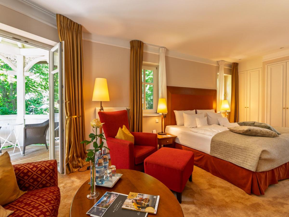 Ein Bett oder Betten in einem Zimmer der Unterkunft ROEWERS Privathotel & Spa