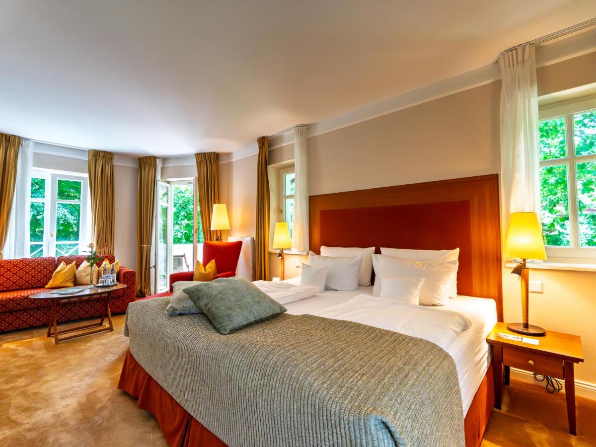 Ein Bett oder Betten in einem Zimmer der Unterkunft ROEWERS Privathotel & Spa