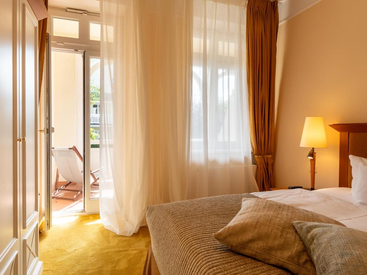 Ein Bett oder Betten in einem Zimmer der Unterkunft ROEWERS Privathotel & Spa