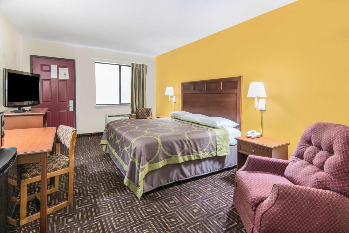 Super 8 by Wyndham Seguin - Housity