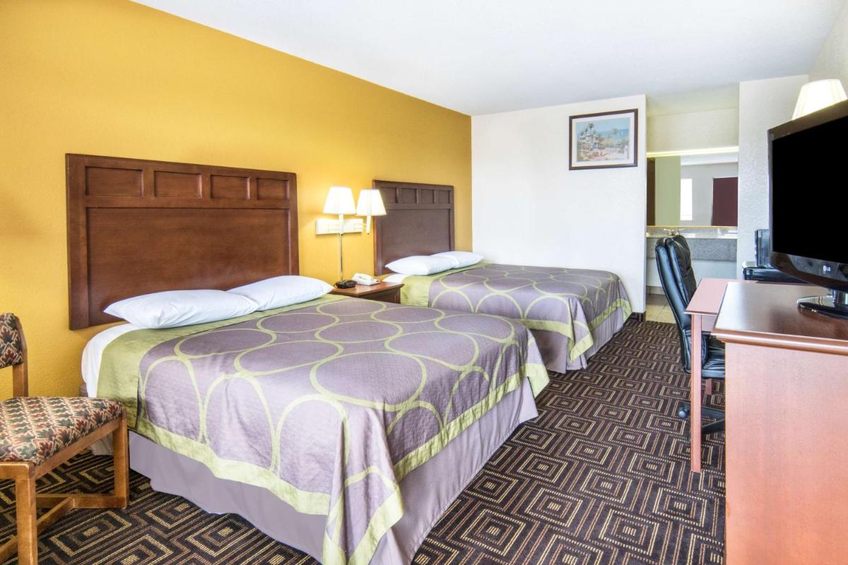 Super 8 by Wyndham Seguin - Housity