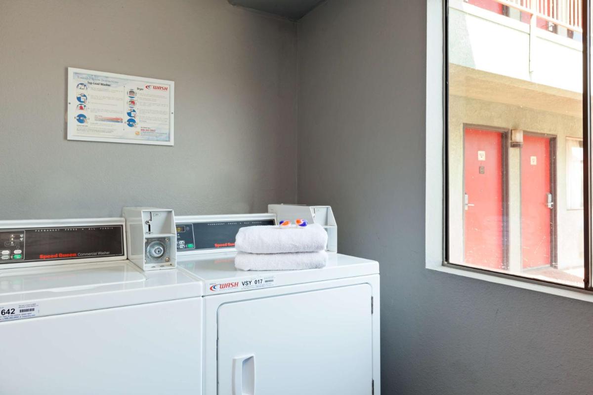 America\'s Best Value Inn & Suites Bakersfield Central - Housity